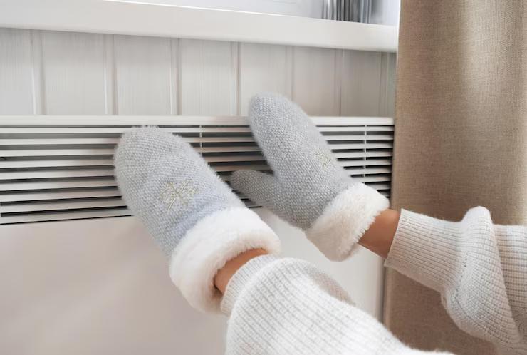 Technicien SNIC installant un système de chauffage à Saint-Cyr-l'École